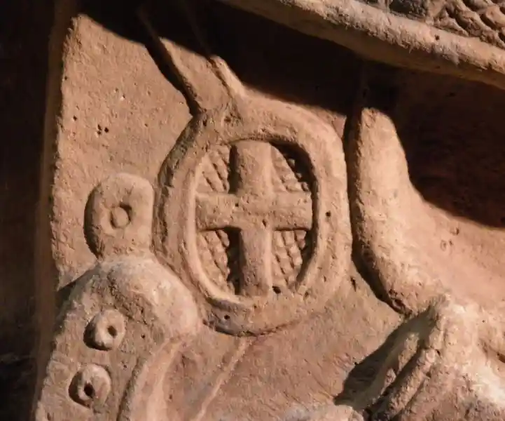 A cross inside a circle on a Mayan lintel